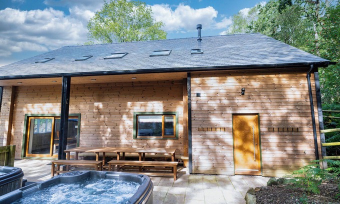 Farley Cabin | Throwley; woodland lodge for 14 with 2 hot tubs in the Staffordshire Moorlands