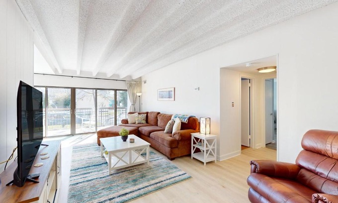 Caine Woods Apartment | Tiburon 1B