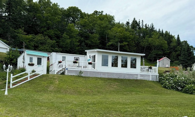 Bay View Cabin | Tide’s Edge Escape is a cozy 2-bed cottage with sea views at St. Martin’s caves