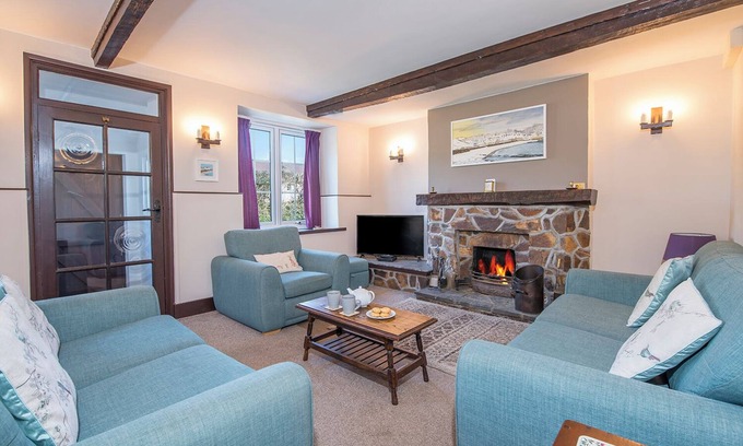 Dinas Cross Cottage | Tides Reach, Holiday Cottage Cwm yr Eglwys, Sleeps 6, 3 bedrooms, bathrooms