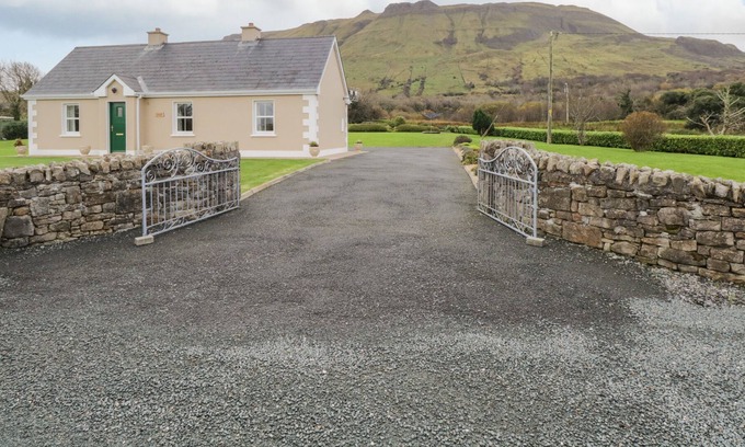 Fivemilebourne Cottage | TIEVE BAUN, country holiday cottage in Kinlough, County Leitrim