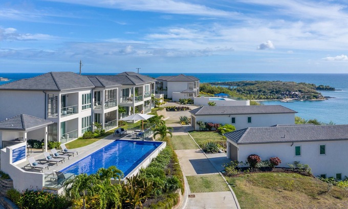 Calvigny Condo | Tiger's Eye - 2-Bed Luxury Suite with Dramatic Ocean Views
