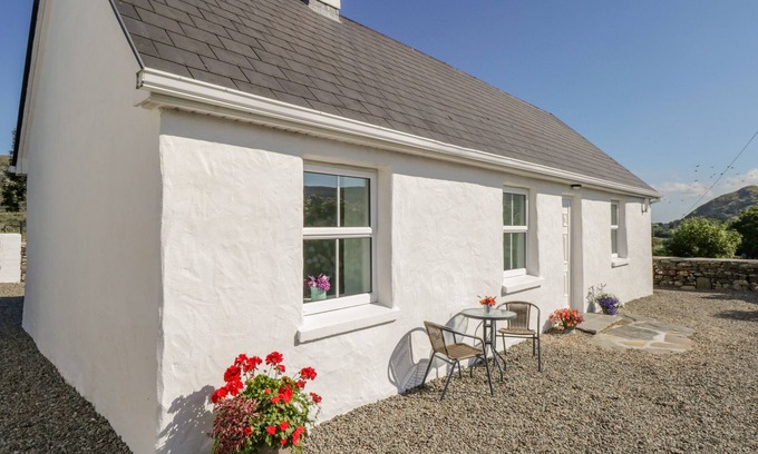 Cornamona Cottage | TIGH MHICHEAL PHAIDIN, family friendly in Clonbur, County Galway