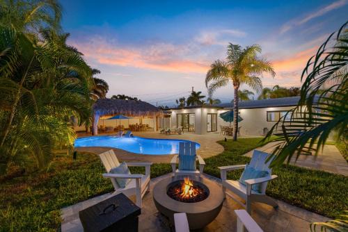 North Corals House | Tiki Hut Paradise Mins to Beach w Fire Pit