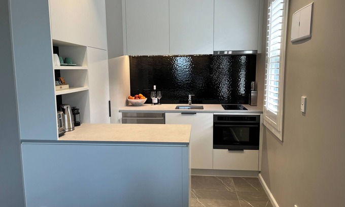 Thorndon Apartment | Tinakori Village Retreat - nRenovated apartment in a charming heritage building