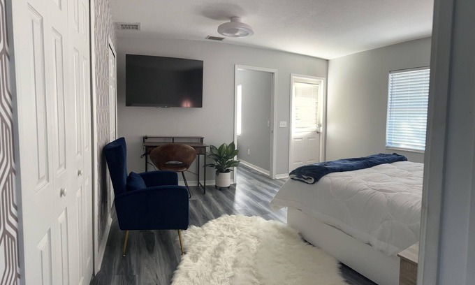 Fullers Earth Apartment | Tiny Apartment with Pool.