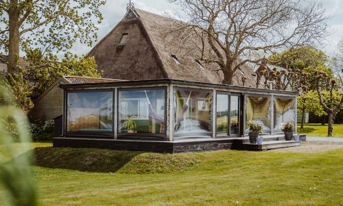 Menaldum Ski Chalet | Tiny Farm House met hot tub.