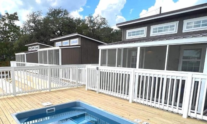 Lakehills Cabin | Tiny Home at Medina Lake (w/Hot Tub & Pool)