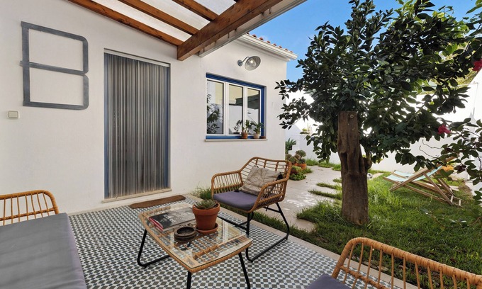 Cartaxo House | Tiny Home 'Casa Das Cantonas Valada' with Shared Pool, Wi-Fi and Air Conditioning