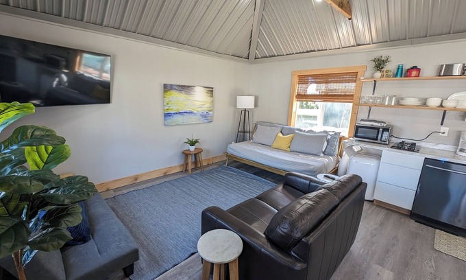 Stow Cottage | Tiny House #2 - Spacious & Modern "Tiny Home" with 2 bdrms - Lakefront Property!