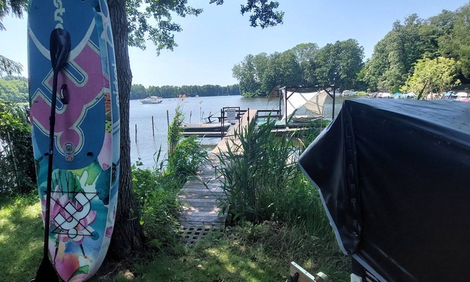 Wernsdorf House | Tiny house by the lake! Lakeside yard with an own jetty and sauna!