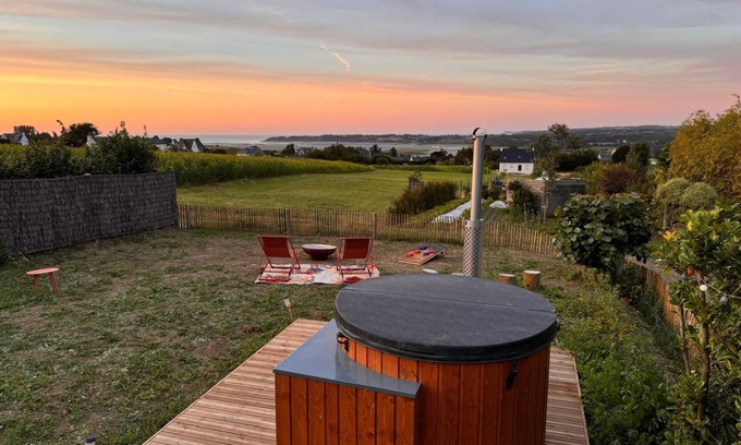 Langueux House | Tiny House 'Bada' with Sea View, Nordic Bath, Private Terrace and Wi-Fi