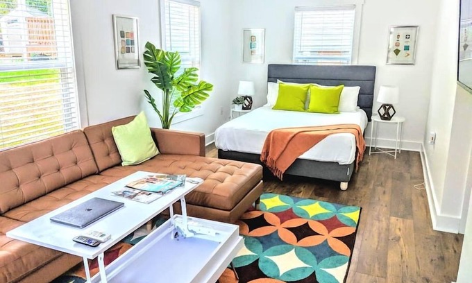 Villa Heights House | Tiny House, Walk to Light Rail and Optimist Food Hall