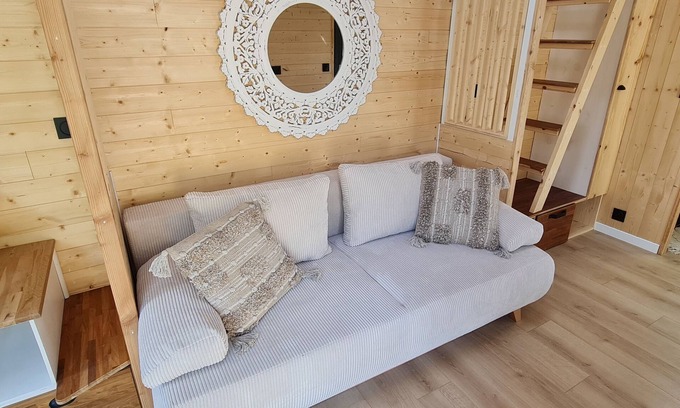 Peypin Bed & Breakfast | Tiny house with private terrace and heated pool access
