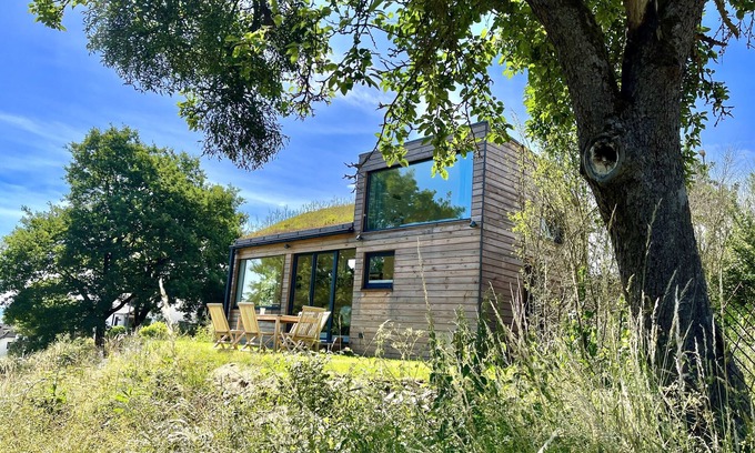 Dessighofen House | Tinyhouse Minimalus mit Panorama Schlafloft im Grünen mit Outdoordusche
