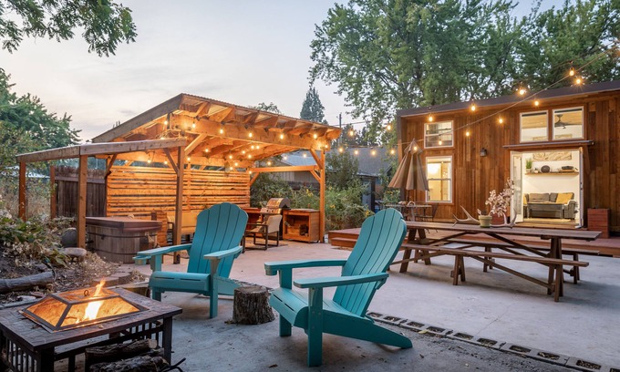 Southeast Boise Cottage | TinyHouse Oasis - Hot Tub-Bikes-FirePit-BBQ-Projector-Ax Throwing-Pet Friendly