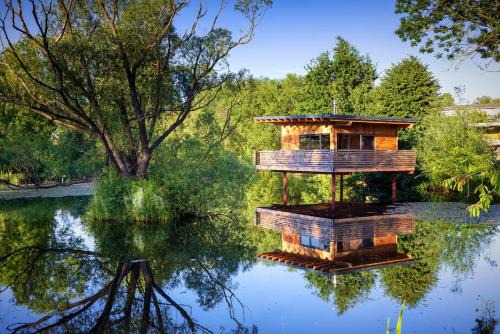 Buhlau House | TinyHousebeiDresden spektakuläres winziges Häuschen auf Stelzen im Pferdeteich, Kaminofen, umlaufende Terrasse - Nähe Sächsische Schweiz
