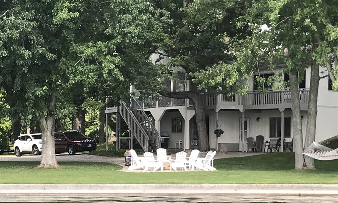 Leesburg House | Tippy Cottage on the Lake