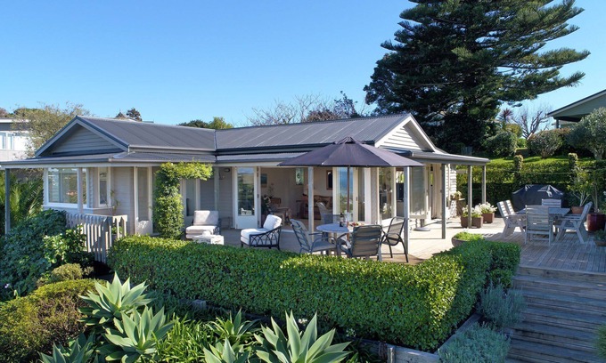 Oneroa House | Tiri Heights Summary: