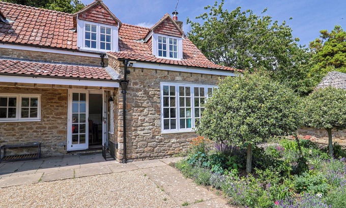 West Compton Cottage | TITHE BARN COTTAGE, pet friendly, with open fire in Burton Bradstock