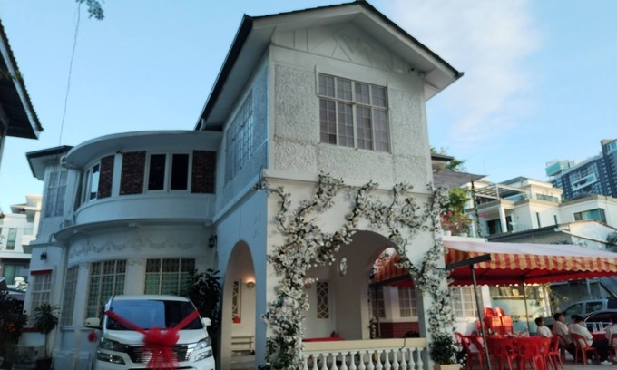 Titiwangsa House | Titiwangsa Villa . Spacious with 12 bedrooms attached bathrooms , Free Wi Fi .