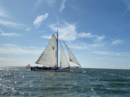 Hoorn Boat Rental | Tjalkjacht Pelikaan Hoorn