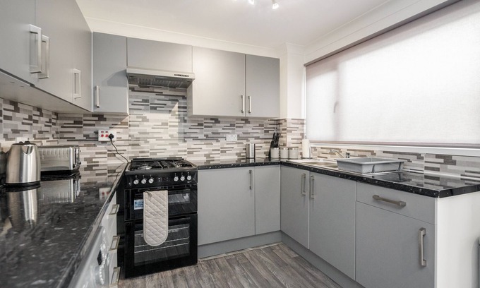 Tilbury House | Tms Lovely 3 Bed House-Tilbury-Free parking