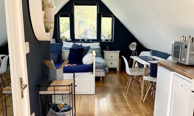 Bury St Edmunds Apartment | Tollgate Lodge Studio Apartment - Private Entrance