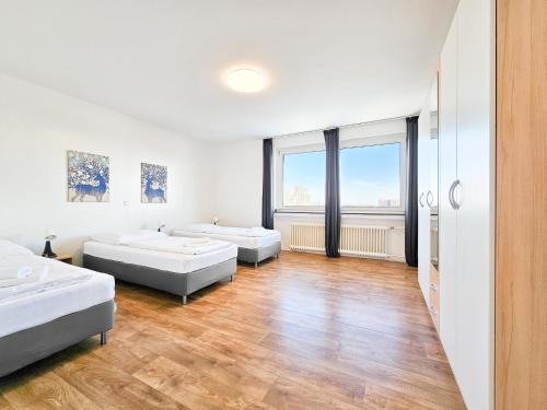 Buderich Apartment | Tolstov Apartments - 1 or 3 Room Apartments with Balcony - 20 Min Messe DUS & Airport DUS