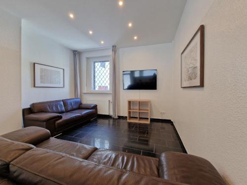 Viersen Apartment | Tolstov House - 280m2 Haus mit 10 Schlafzimmern - Waschmaschine - Trockner - Innenhof