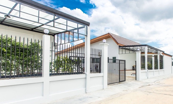 Sam Wa Tawan Ok Hotel | Tonsoi Hathairat
