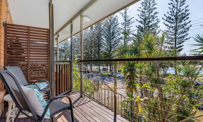 Burleigh Heads Apartment | Tony's Getaway in Koala Park + Amazing Beach Views