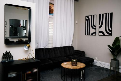 Old Town Triangle House | Top 1 Rated 4BR Lincoln Park House - King Bed