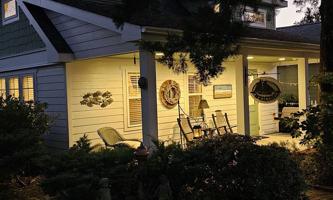 Morehead City House | TOP 5% rated, Nautical-themed Beaufort Bungalow near Downtown Beautiful Gardens