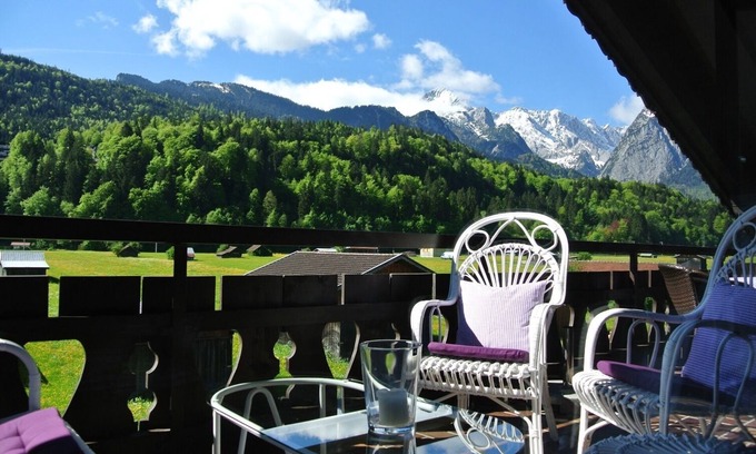 Garmisch-Partenkirchen Apartment | Top floor apartment in a prime location with a magnificent view
