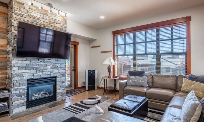 Mammoth Lakes Condo | Top Floor Gorgeous 2BR/2BA Unit in The Village with Great View!