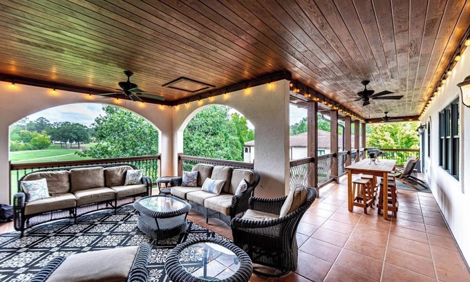 Lake Oconee House | Top-floor Lake Oconee condo with fairway-view balcony, full kitchen