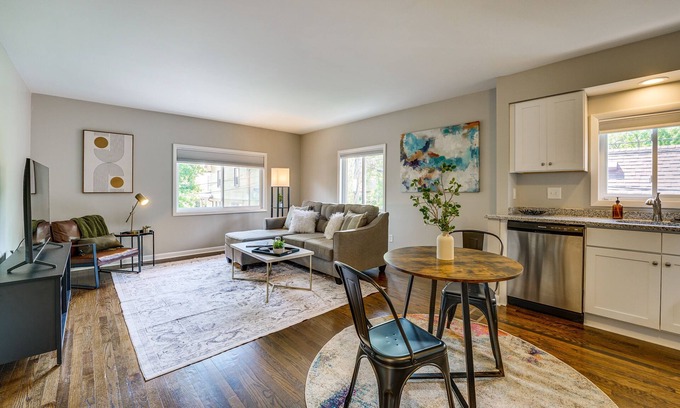 Wyandotte Apartment | Top-Floor Wyandotte Apt Near Detroit Riverfront!