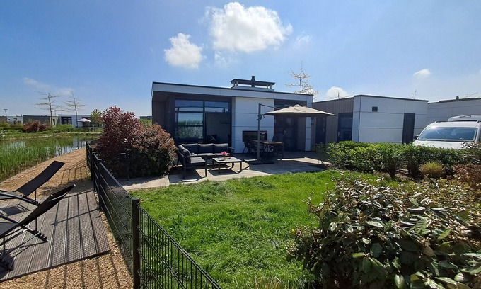 Olburgen House | Top modern chalet 'Land in sight' with large garden on the IJssel