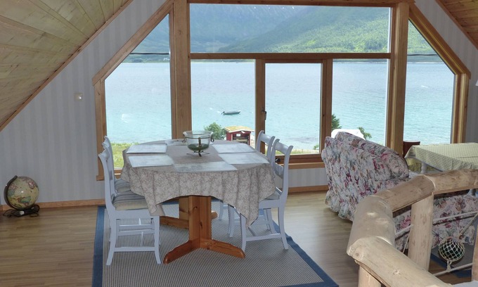 Kvaefjord Municipality House | Top modern holiday house with all amenities in idyllic surroundings by the sea