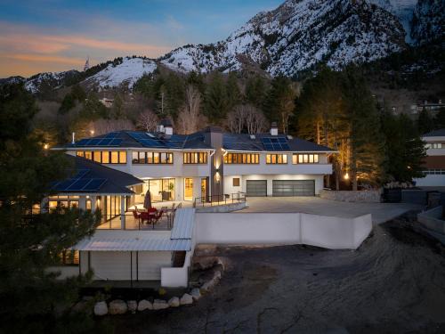 Olympus Cove Apartment | Top Olympus Luxury Estate Spa, Pool, Pickleball & more