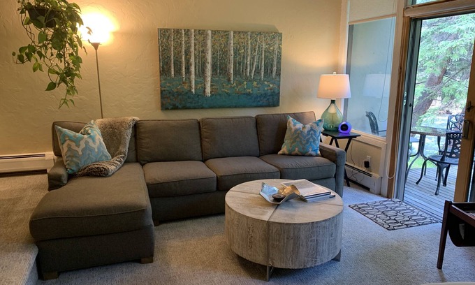 Vail House | Top Rated Creekside Gem Is Steps From Free Bus To Skiing, Shopping, & Dining!