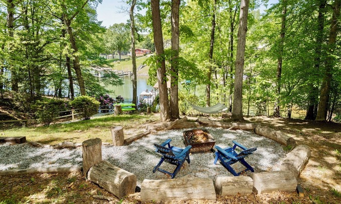Troutman Cottage | Top Water Perch- Lake Norman,Waterfront,Private Dock,Fire Pit,Kayaks,Sleeps 8