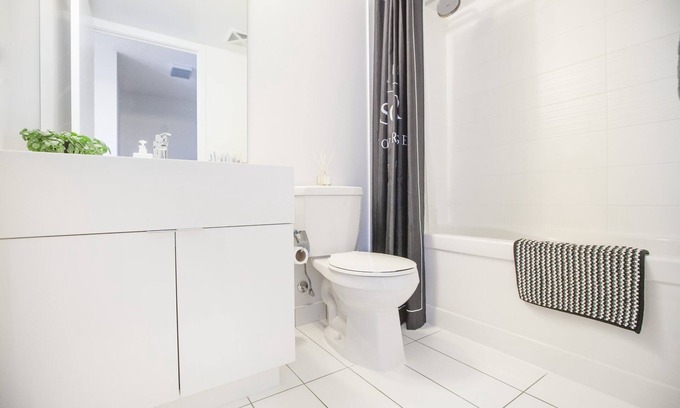 Wellington Place Condo | Toronto CN Tower lakeshore condo 1+1 2BR stunning Lake & City pink Sunset