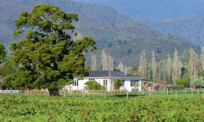 Takaka House | Totara Glen - Bucolic retreat in peaceful countryside