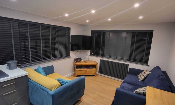 Newbury Apartment | Town Centre Modern 1 Bed Self-contained Apartment