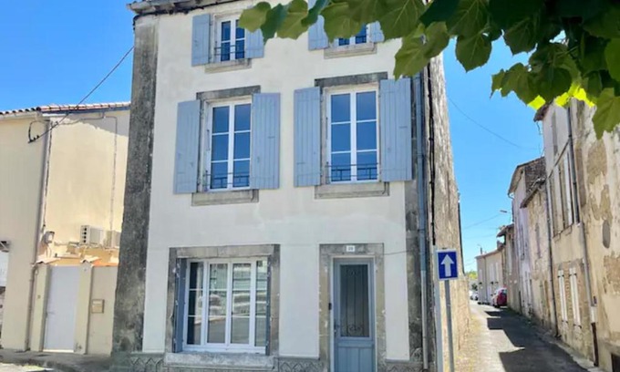 Aulnay House | Town house Aulnay, walk to bars/restaurants
