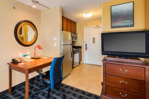 Shenandoah Hotel | TownePlace Suites Houston North/Shenandoah