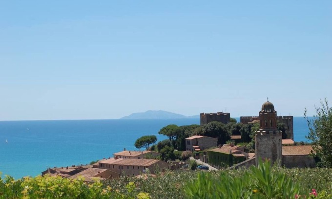 Castiglione della Pescaia House | townhouse with wonderful views and private garden