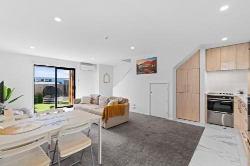 Addington Apartment | Townhouse Close to Everything